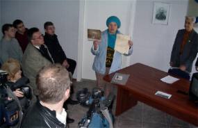 Л.И.Федотова - внучка строителя ЭБР «Петропавловск» передает в дар фамильные реликвии.